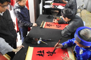 Học trò xin chữ và bài học về nét đẹp cội nguồn