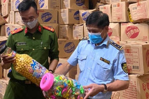 Hà Nội: Phát hiện gần 10 tấn bánh kẹo "lậu" những ngày cận Tết Trung thu Hà Nội: Phát hiện gần 10 tấn bánh kẹo "lậu" những ngày cận Tết Trung thu