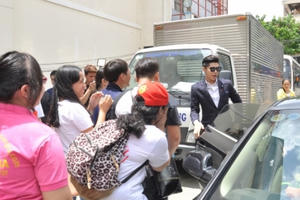 Fan vây kín Noo Phước Thịnh giữa trưa nắng