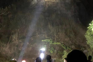 Thanh Hoá: Vận động, thuyết phục thanh niên đu bám trên vách núi cao 100m xuống dưới an toàn