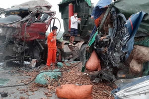 Xe tải nát bét sau cú đối đầu kinh hoàng, 2 người tử vong tại chỗ