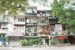 Hà Nội: Bất lực trước những khu chung cư cũ chờ sập