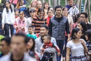 Công viên Thủ Lệ đặc người trong ngày Tết Dương lịch