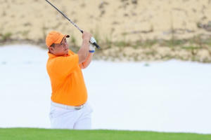 Cựu danh thủ Nguyễn Hồng Sơn so gậy cùng vợ chồng nhạc sĩ Minh Khang tại Vinpearl Golf Nam Hội An