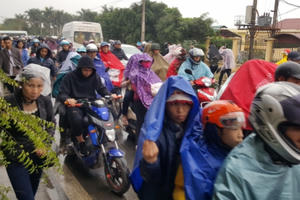 Dòng người đổ về chợ Viềng ngày càng tăng lên trong cơn mưa chiều nặng hạt