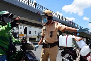 TP Hồ Chí Minh: Shipper ngại ra đường, ứng dụng vẫn tắt