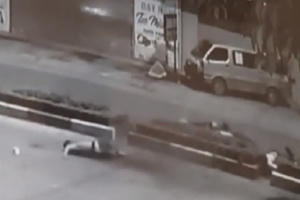 Clip ghi lại cảnh kinh hoàng xe máy “cõng” 5 sinh viên đâm dải phân 4 người thiệt mạng Clip ghi lại cảnh kinh hoàng xe máy “cõng” 5 sinh viên đâm dải phân 4 người thiệt mạng