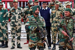 Lính Ấn Độ và Pakistan đấu súng tại biên giới