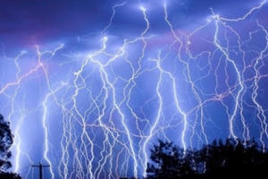 04 người phải nhập viện cấp cứu do bị sét đánh