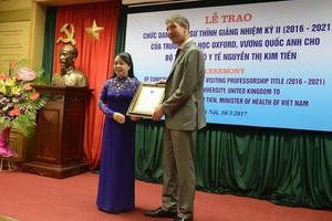 Bộ trưởng Y tế lần thứ hai trở thành giáo sư thỉnh giảng tại Đại học Oxford