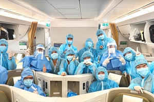 Đón công dân Việt Nam mắc Covid-19 về nước: Tổ quốc là bến bờ!