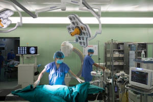 Bên trong phòng mổ luôn sáng đèn, nơi cứu sống hàng nghìn bệnh nhân ở bệnh viện Bạch Mai