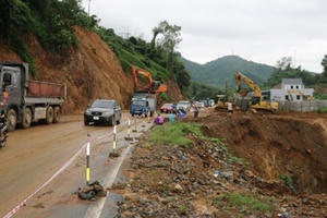 Khắc phục vị trí sạt lở đoạn qua Dốc Cun đảm bảo giao thông hoạt động bình thường Khắc phục vị trí sạt lở đoạn qua Dốc Cun đảm bảo giao thông hoạt động bình thường