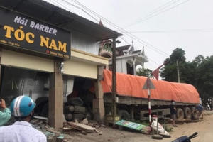 Xe đầu kéo tông sập tiệm cắt tóc bên quốc lộ