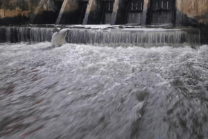 Nước thải đen ngòm ào ào tấn công biển Đà Nẵng, người dân và du khách tá hỏa tháo chạy