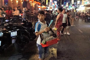 Nặng lòng nhìn những đứa trẻ gồng mình vì mưu sinh