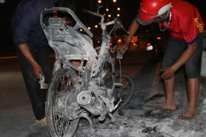 Xe máy cháy rụi trên cầu vượt trạm 2