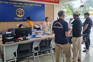 Ghi nhận ở Trung tâm Phục vụ hành chính công Hà Nội trong ngày "sắp xếp lại giang sơn"