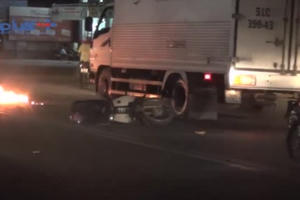 Bình Dương: Tông đuôi xe ô tô, một người bị thương nặng