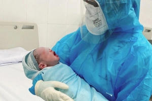 Hà Nội: Người mẹ F0 sinh con khỏe mạnh tại bệnh viện