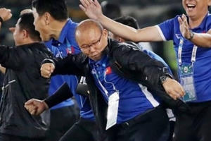 Khoảnh khắc thầy Park ăn mừng đoạt giải nhất cuộc thi ảnh ở Hàn Quốc