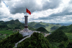 Sự đặc biệt của lá cờ trên "chóp nón" cao nhất mỏm cực bắc Tổ quốc