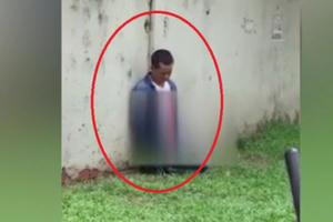 Clip: Hoảng hồn cảnh tượng người đàn ông dùng dao tự đâm vào bụng mình