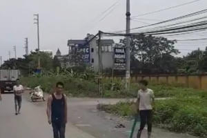 Triệu tập 4 đối tượng nghi chặn đầu xe tải để “xin đểu” ở Quốc Oai Triệu tập 4 đối tượng nghi chặn đầu xe tải để “xin đểu” ở Quốc Oai