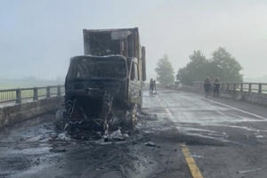 Xe container bất ngờ bốc cháy trơ khung trên Quốc lộ 1A