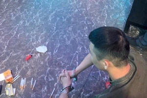 Đột kích bắt quả tang 5 nam thanh, nữ tú sử dụng ma túy trái phép trong quán Karaoke