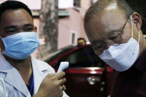 HLV Park Hang Seo dự khán, được kiểm tra thân nhiệt ở sân Thống Nhất