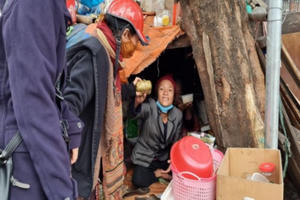 Tặng bánh chưng cho các hộ sinh sống tại chân cầu Long Biên trong mùa dịch