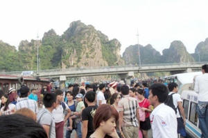 Phạt nặng tàu chở khách quá tải trên biển: “Cảnh tỉnh” DN coi thường pháp luật, đạo đức làm nghề Phạt nặng tàu chở khách quá tải trên biển: “Cảnh tỉnh” DN coi thường pháp luật, đạo đức làm nghề