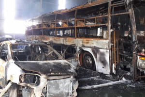 Bình Dương: Cháy gara, nhiều ô tô cháy trơ khung