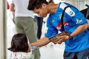 Xót xa với hình ảnh Công Phượng đi phát tờ rơi trên đất Nhật