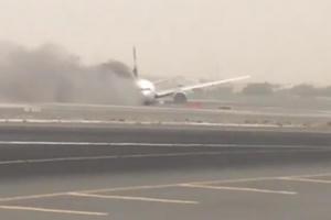 Máy bay Dubai bốc cháy nghi ngút khi hạ cánh bằng bụng