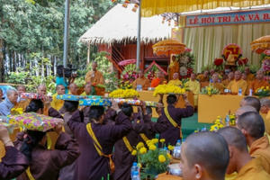 Dâng hương tại đền thờ Bác Hồ và Vu lan cho đồng bào dân tộc