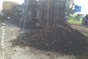 Đồng Nai: Xe ben lật kinh hoàng, hàng chục tấn than tràn ra đường