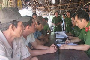 Bắt Hạt trưởng kiểm lâm nhận hàng trăm triệu của trùm gỗ Phượng 'râu'