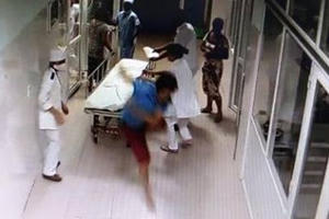 Bắc Giang: Một bác sĩ bị hành hung khi đang sơ cứu vết thương cho bệnh nhân