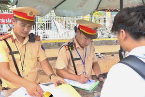 CSGT TP.HCM sẽ gửi danh sách học sinh, sinh viên vi phạm về trường CSGT TP.HCM sẽ gửi danh sách học sinh, sinh viên vi phạm về trường