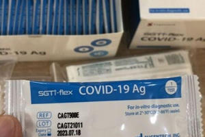 Test nhanh COVID-19 "loạn giá", liên tục cháy hàng