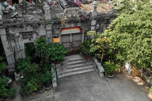 Ngôi mộ cổ 100 năm tuổi làm từ đá cẩm thạch độc nhất Hà Nội