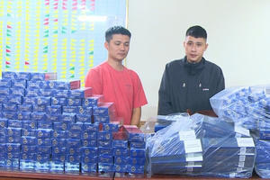 Bắt 3 đối tượng mua bán 2.800 bao thuốc lá 555 nhập lậu