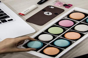 Thi nhau 'săn' quà độc ngày 8/3