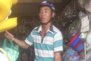 Đang đi vệ sinh, một phụ nữ bị cướp toàn bộ vàng đeo tay