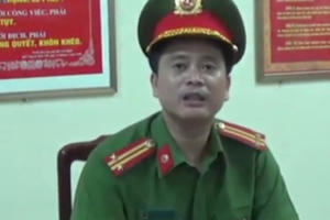 Người phụ nữ thóa mạ Cảnh sát giao thông, cần đối chiếu quy định để xử lý trách nhiệm