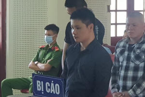 Nhận tiền ném bom xăng đốt cửa hàng quần áo của người phụ nữ đơn thân