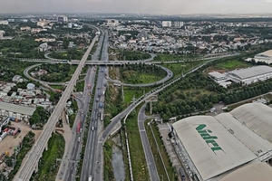 Tỉnh táo khi ôm "đất làng" chờ... "lên phố"