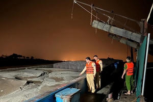 Cảnh sát mật phục bắt giữ tàu hút cát trái phép trên sông Hồng